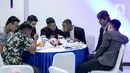 Pelatih Bali United, Stefano Cugurra (kedua kanan) berbincang dengan para pesepakbola saat menghadiri gelaran Indonesian Soccer Award 2019 di Studio 6 Indosiar, Jakarta, Jumat (10/1/2020). (Liputan6.com/Faizal Fanani)