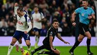 Wasit (R) mengamati saat gelandang Belanda Tottenham Hotspur #07, Xavi Simons (L), berbenturan dengan gelandang Spanyol Manchester City #16, Rodri (C), selama pertandingan Liga Inggris antara Tottenham Hotspur dan Manchester City di Stadion Tottenham Hotspur di London, pada 1 Februari 2026. (Ben STANSALL/AFP)