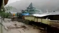 Banjir bandang di Gorontalo, pagar dan lantai rumah warga roboh. Sementara itu, relokasi Pasar Senen tak siap serta pedagang rebutan lapak.