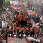 Pemain Persija Jakarta bersama The Jakmania melakukan pawai merayakan gelar juara Liga 1 musim 2018 di Bundaran HI, Jakarta, Sabtu (15/12). Persija berhasil juara Liga 1 usai mengalahkan Mitra Kukar. (Bola.com/M Iqbal Ichsan)