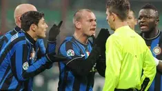Playmaker Inter Milan, Wesley Sneijder (tengah) mendebat keputusan wasit Gianluca Rocchi (kuning) yang memberinya kartu merah di laga lawan AC Milan di San Siro Stadium, 24 Januari 2010. AFP PHOTO / GIUSEPPE CACACE 