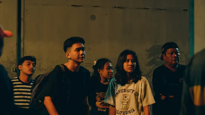 Suasana syuting salah satu adegan film Cross The Line. (Foto: Dok. KlikFilm)