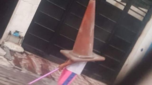 7 Potret Nyeleneh Orang Saat Gabut, Bikin Garuk Kepala Melihatnya