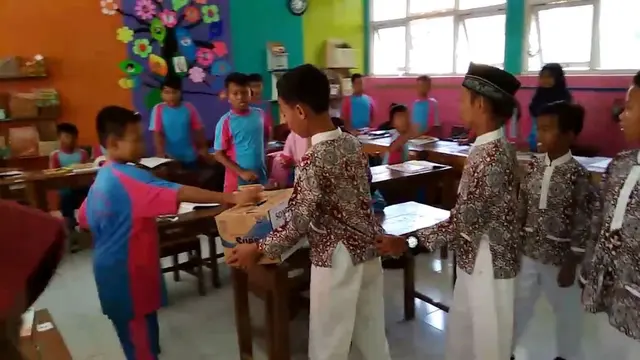 Penggalangan dana untuk korban gempa Lombok oleh siswa SD Negeri 1 Kracak, Banyumas. (Foto: Liputan6.com/Muhamad Ridlo)