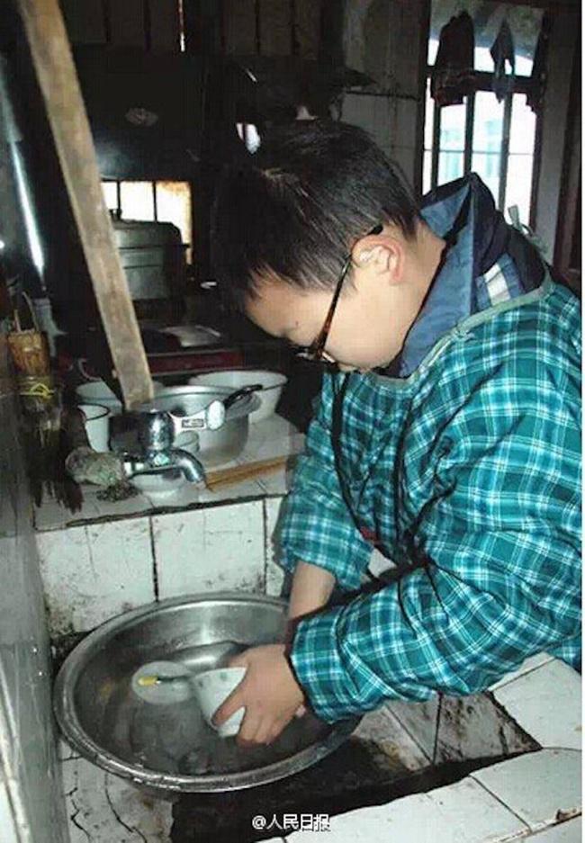 Mo mengerjakan pekerjaan rumah salah satunya mencuci piring dan perabotan memasak | Photo: Copyright shanghaiist.com
