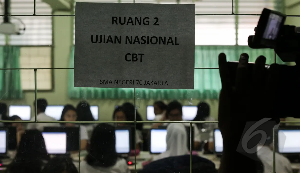 Sejumlah siswa mengikuti Ujian Nasional berbasis komputer atau Computer Based Test (CBT) di SMA 70 Jakarta, Senin (13/4/2015). Sebanyak 585 sekolah menjadi percontohan menjalankan UN berbasis komputer di seluruh Indonesia. (Liputan6.com/Faizal Fanani)