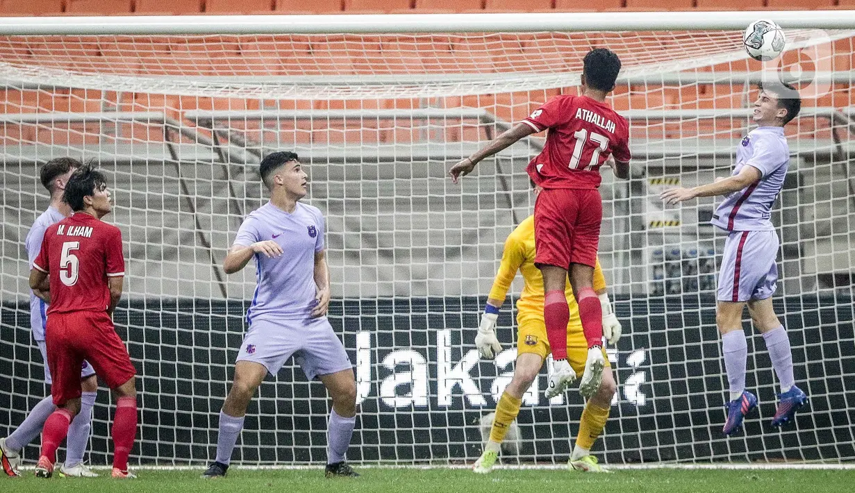 Pemain FC Barcelona U-18 (kanan) menyundul bola saat melawan Indonesia All Star U-20 pada pertandingan International Youth Championship 2021 di Jakarta International Stadium, Jakarta, Rabu (13/4/2022). Pertandingan berakhir imbang 0-0. (Liputan6.com/Faizal Fanani)