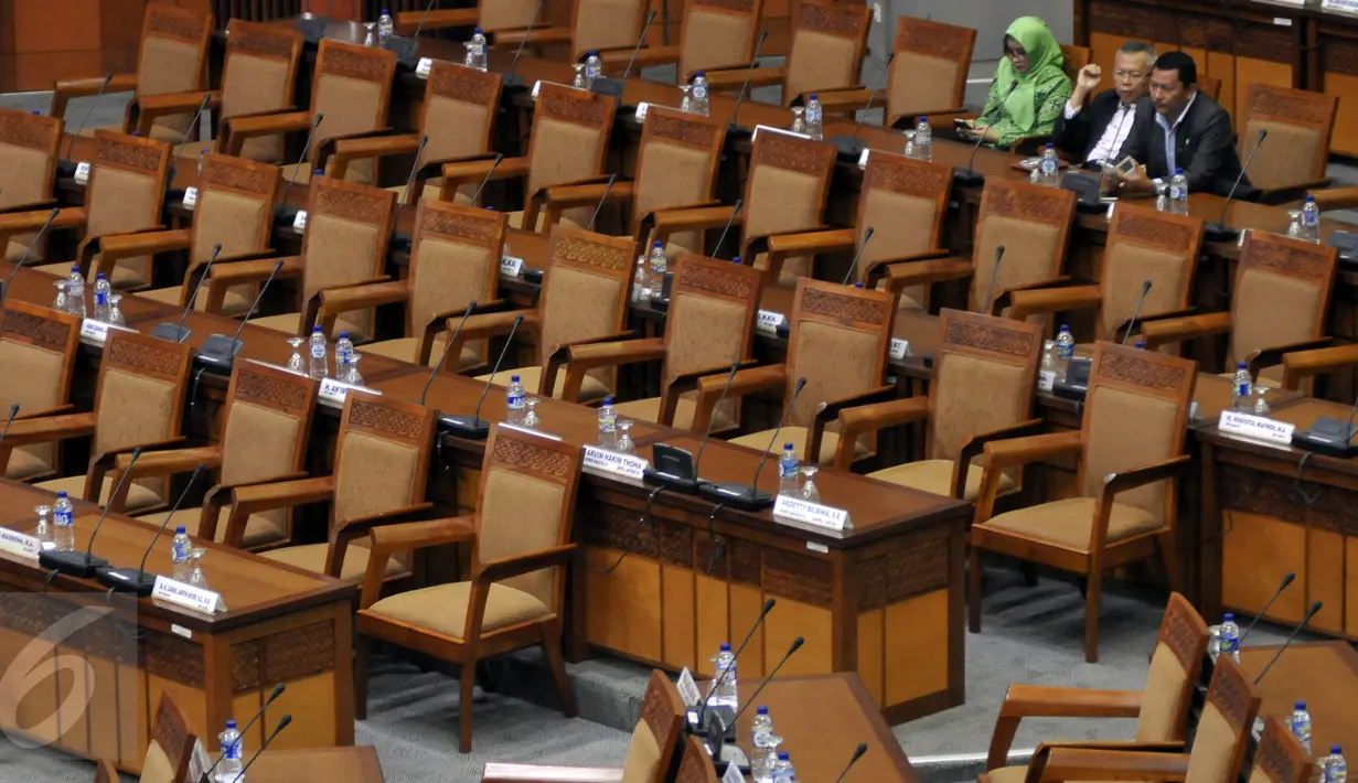 Suasana Sidang Paripurna DPR ke-12 masa persidangan I tahun 2015-2016, Senayan, Jakarta, Selasa (8/11/2015). Sidang ditunda hingga Selasa (15/12) mendatang karena hanya dihadiri oleh 144 dari 557 orang anggota. (Liputan6.com/Johan Tallo)