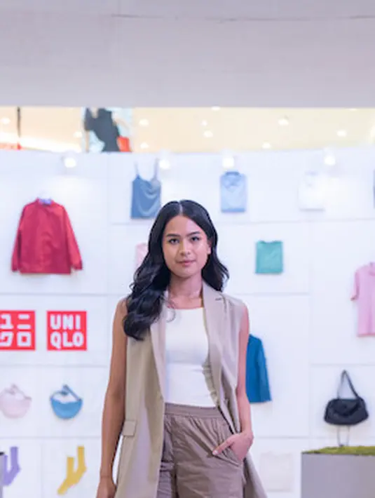 Kali ini, Maudy Ayunda memberikan inspirasi untuk tampil di meeting semi formal. Ia mengenakan AIRism Bra Kamisol dengan Jaket Tanpa Lengan, dan dipadukannya mengenakan Celana Kargo Rileks yang semuanya bisa kamu dapatkan di UNIQLO. [Foto: Document/UNIQLO]