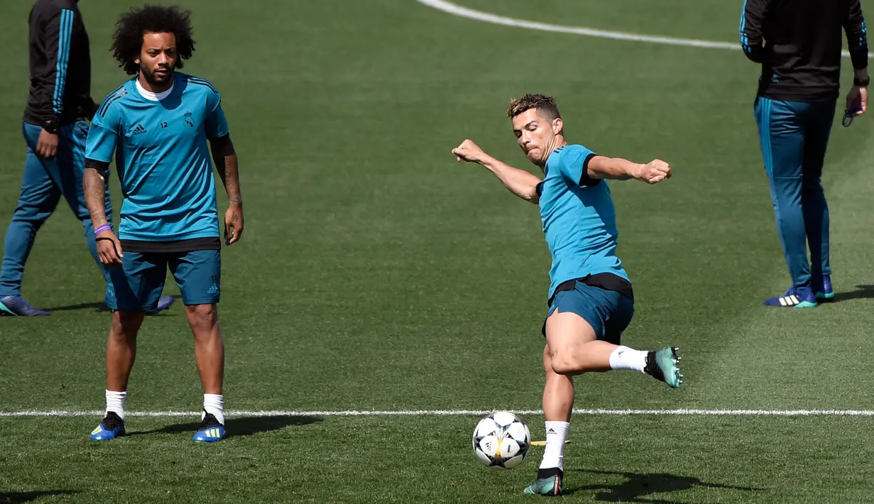Penyerang Real Madrid, Cristiano Ronaldo berusaha mengontrol bola saat latihan di Madrid, Spanyol (22/5). Madrid akan melawan Liverpool pada babak final Liga Champions di Stadion NSC Olimpiyskiy di Kiev. (AFP Photo/Gabriel Bouys)