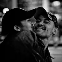 Selain itu, ada hal unik yang sederhana namun menjadi keromantisan mereka berdua. Bukan soal tempat makan yang mewah, cukup dengan jengkol dan nasi, asal bersama Putri sudah cukup baginya. (Instagram/chicco.jerikho)