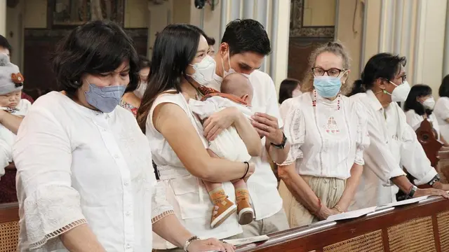 Tampil Gemas, Ini 7 Momen Pembaptisan Putra Marcel Chandrawinata di Katedral Jakarta