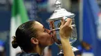 Flavia Penneta sukses meraih titel Grand Slam AS Terbuka 2015 untuk kali pertama setelah menundukkan Roberta Vinci di final. Minggu (13/9/2015) dini hari WIB. (AFP Photo/Timothy A. Clary)