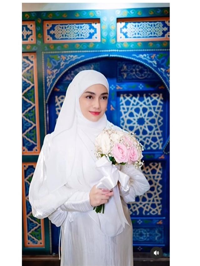 8 Potret Celine Evangelista Tampil Berhijab, Akui Nyaman