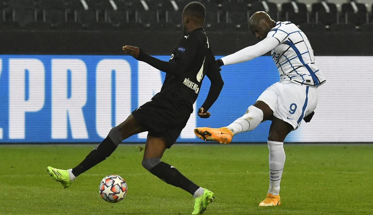 Penyerang Inter Milan, Romelu Lukaku (kanan) mencetak gol ke gawang Borussia Monchengladbach pada matchday 5 Grup B Liga Champions 2020/21, di Stadion Borussia Park, Rabu (2/12/2020) dini hari WIB. Inter Milan memetik kemenangan 3-2 dalam laga tandang kontra Gladbach. (AP Photo/Martin Meissner)