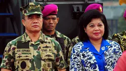 Pengangkatan Endah Ade Supandi sebagai Ibu Asuh Prajurit Tidur Korps Marinir berbarengan dengan penganugerahan warga kehormatan Marinir kepada Laksamana Ade Supandi Jakarta, Kamis (2/4/2015). (Liputan6.com/Yoppy Renato)