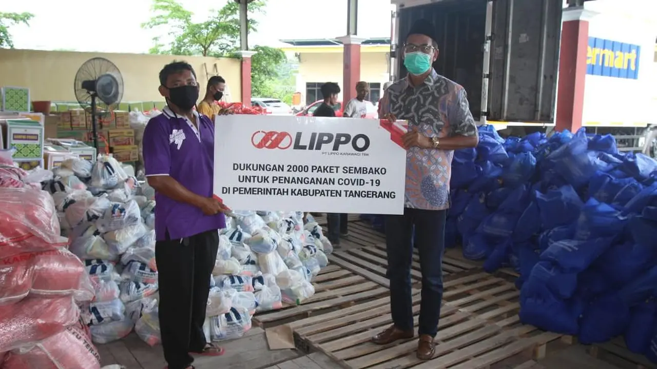 Heaf od Corporate Communication PT Lippo Karawaci Tbk Danang Kemayan Jati menyerahkan bantuan ke Perwakilan UPT BPKAD Pemkab Tangerang Wawan Kurniawan di Tigaraksa, Tangerang. (Dok Lippo)