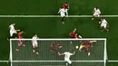 Kiper Sevilla, Yassine Bounou, berhasil menggagalkan kemelut di depan gawangnya dari serangan pemain AS Roma pada laga final Liga Europa 2022/2023 yang berlangsung di Puskas Arena, Budapest, Kamis (1/6/2023) dini hari WIB. (AFP/Odd Andersen)