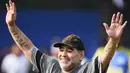 Legenda sepak bola, Diego Maradona, menyapa anak-anak sebelum memberikan pelatihan di Barasat, Selasa (12/12/2017). Kunjungan ini dilakukan pria asal Argentina itu dalam rangkaian liburan. (AFP/Dibyangshu Sarkar)