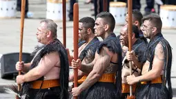 Sejumlah prajurit Maori menunjukkan aksi mereka pada perayaan Hari Bastille di Champs Elysees, Paris , Prancis , (14/7).  Ciri khas orang Maori yaitu dengan menato sekujur tubunya dan tanpa mengenakan busana. (REUTERS / Benoit Tessier)