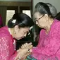 Hj. Sri Sunarti Hadiyah/ibu ageng (kanan) meninggal dunia. Foto: tangkapan layar Instagram. @kibcentre.