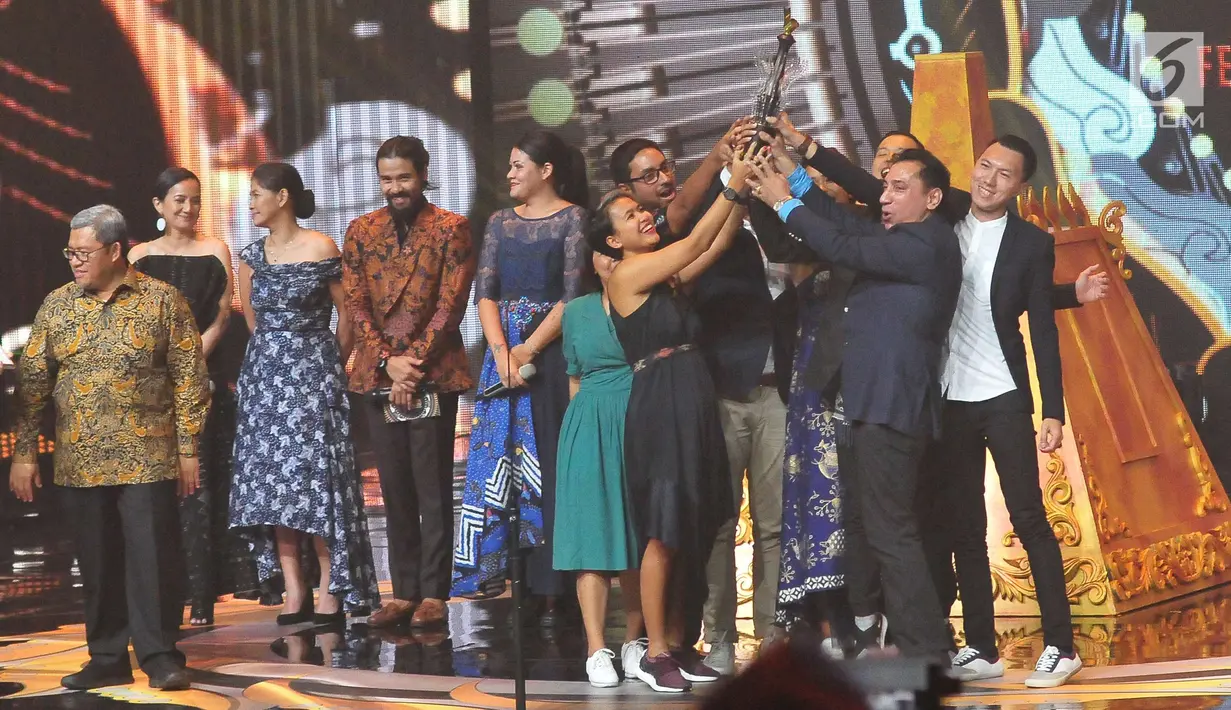 Ernest Prakasa saat mengangkat piala usai film Bioskop Cek Toko Sebelah dinobatkan menjadi Film Terpuji dalam ajang Festival Film Bandung 2017 di studio 6 Emtek, Jakarta (22/10). (Liputan6.com/Helmi Afandi)