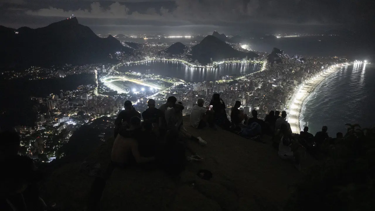 200 Turis Terjebak di Tengah Adu Tembak Polisi vs Gangster di Puncak Gunung Populer Rio de Janeiro