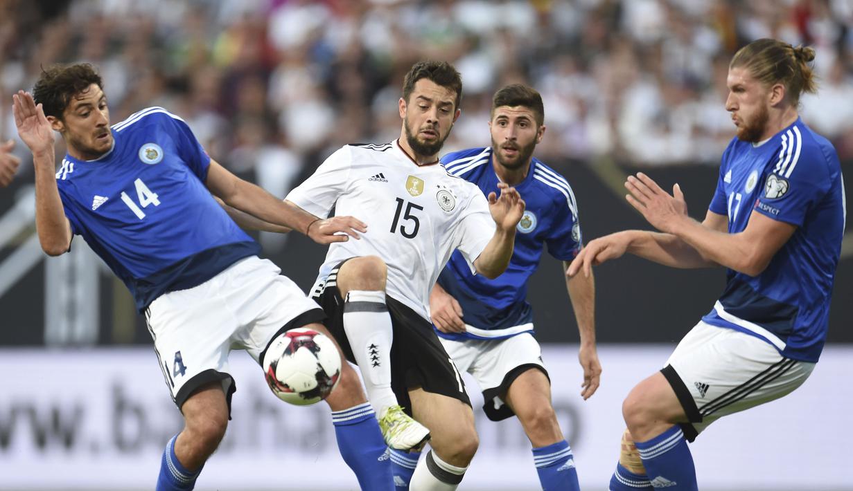 Pemain Jerman Amin Younes (tengah) mencetak satu gol saat ke gawang San Marino pada Kualifikasi Piala Dunia 2018 di Stadion Nuernberg, Nuremberg, Jerman, (10/6/2017). (Andreas Gebert/dpa via AP)