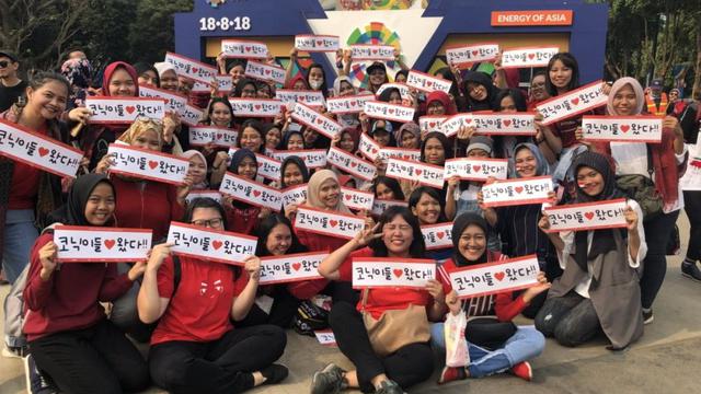 Setia Lihat Idola Sampai Hujan-hujanan, Begini Aksi Fans iKon di GBK