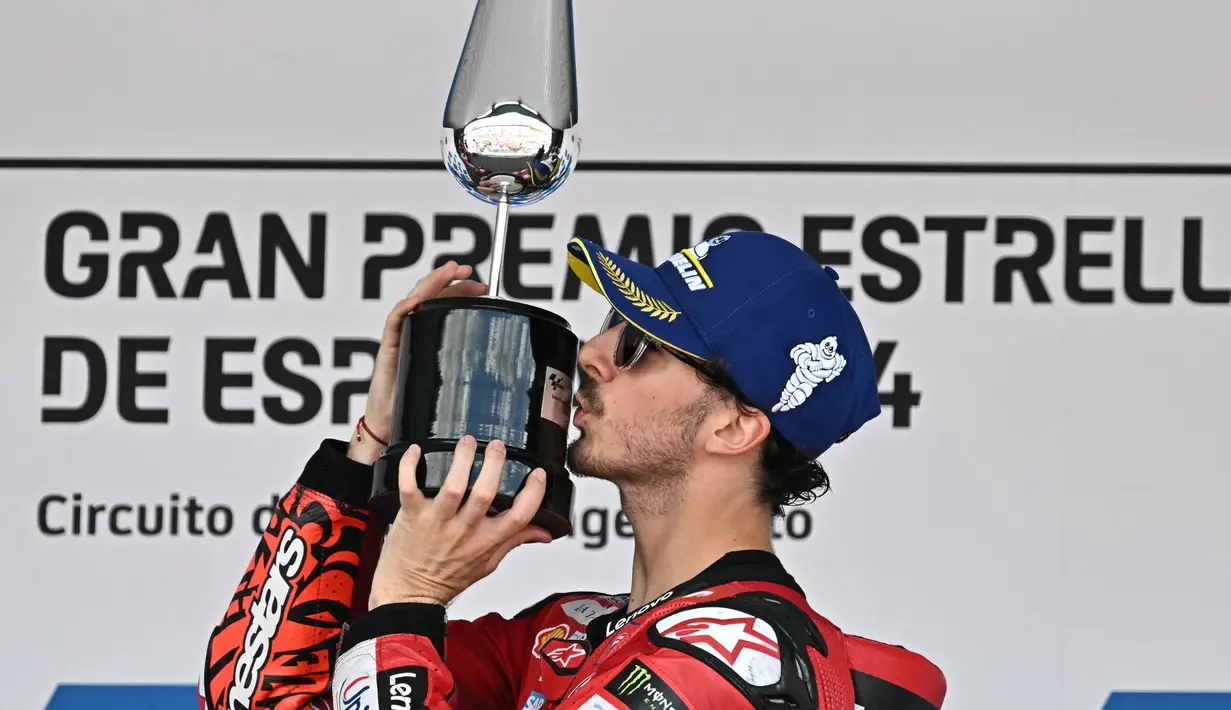 Pembalap Ducati Lenovo, Francesco Bagnaia merayakan kemenangan balapan MotoGP Grand Prix Spanyol di sirkuit Jerez di Jerez de la Frontera pada 28 April 2024. (JAVIER SORIANO/AFP)