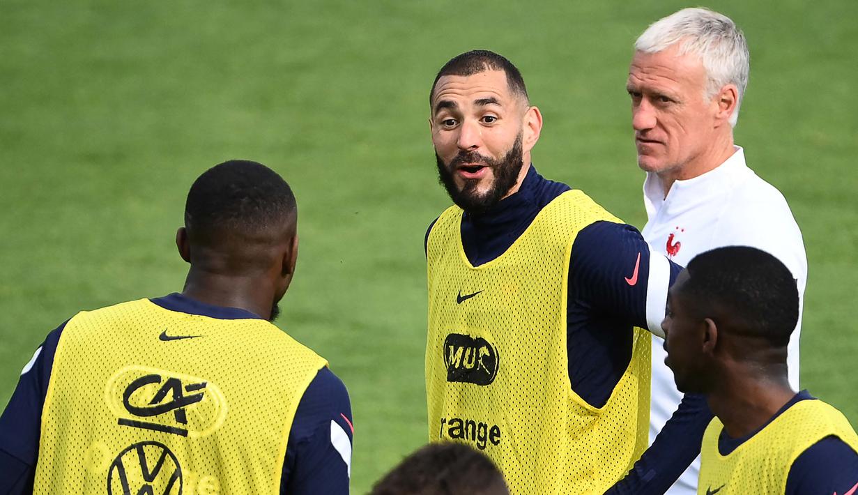 Didier Deschamps menegaskan bahwa kembalinya Karim Benzema ke timnas Prancis tak perlu dirayakan. Ia menegaskan status Benzema sama dengan pemain lain. (Foto: AFP/Franck Fife)
