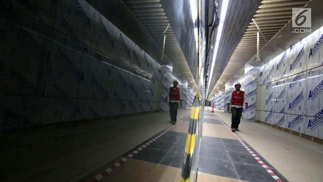Pekerja melintas di Stasiun Mass Rapid Transit (MRT) Dukuh Atas, Jakarta, Kamis (27/9). Pembangunan konstruksi proyek MRT Jakarta fase satu Lebak Bulus - Bundaran HI lebih maju dibandingkan pembangunan pada akhir Agustus lalu. (Liputan6.com/Angga Yuniar)