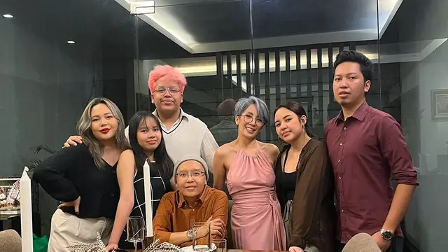 7 Potret Ari Lasso Rayakan Ultah Istri, Tampil Bahagia di Tengah Lawan Kanker