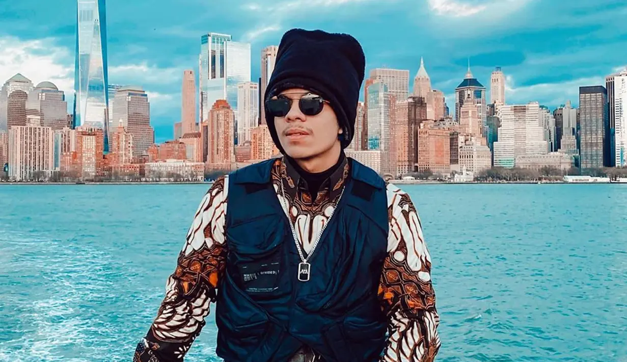 Pria kelahiran Dumai ini juga kerap terlihat menggunakan topi saat tengah berlibur di luar negeri. Bahkan, dalam foto ini Atta dengan bangga memakai busana bermotif batik. (Liputan6.com/Ig/@attahalilintar)