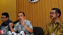 Pimpinan KPK, Adnan Pandu Praja (tengah) saat konferensi pers terkait laporan kekayaan dari Bakal Calon Kepala Daerah, Jakarta, Kamis (23/7/2015). Sebanyak 602 bakal calon kepala daerah sudah melaporkan kekayaannya ke KPK. (Liputan6.com/Yoppy Renato)