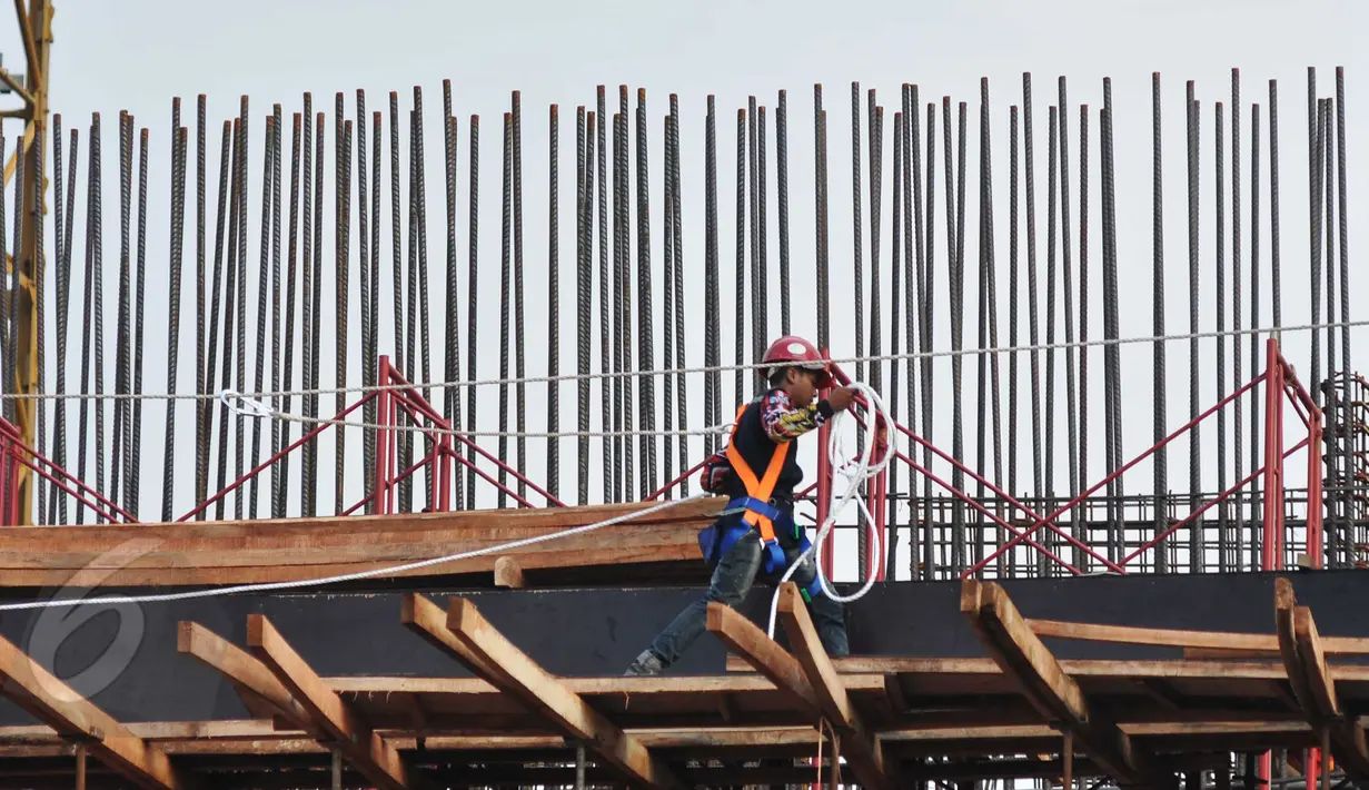 Penampakan proyek pembangunan gedung bertingkat di Jakarta, Rabu (10/6/2015). Kondisi perekonomian Indonesia pada kuartal I-2015 mengalami perlambatan dan berdampak pada pertumbuhan pasar properti. (Liputan6.com/Johan Tallo)
