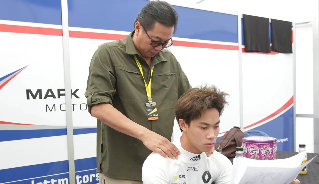 Pebalap Indonesia, Presley Martono, bersama ayahnya sebelum balapan pertama seri kelima Formula Renault 2.0 Eurocup Hungaria di Sirkuit Hungaroring, Sabtu (1/7/2017). Start dari posisi ke-21, Presley finis di peringkat ke-17. (Bola.com/Reza Khomaini)