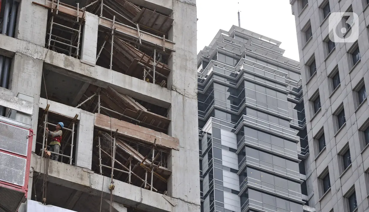 Pekerja menyelesaikan pembangunan gedung tingkat di kawasan Jalan Jenderal Sudirman, Jakarta, Selasa (21/1/2020). Kementerian Koordinator Bidang Perekonomian akan mengatur upah minimum pekerja dan rencana skema upah per jam dalam Draf RUU Omnibus Law Cipta Lapangan Kerja. (merdeka.com/Iqbal Nugroho)
