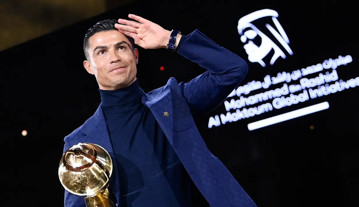 <p>Cristiano Ronaldo memegang penghargaan karier pada upacara Globe Soccer Awards 2023 di Dubai, Uni Emirat Arab, Jumat (19/1/2024). Ronaldo memenangkan tiga penghargaan pada Globe Soccer Awards 2023. (Fabio Ferrari/LaPresse via AP)</p>