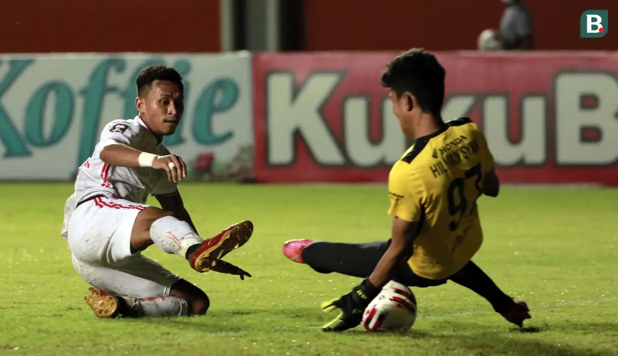 Kiper PSM Makassar, Hilman Syah (kanan) berhasil menghadang tendangan gelandang Persija Jakarta, Osvaldo Haay dalam laga leg pertama semifinal Piala Menpora 2021 di Stadion Maguwoharjo, Sleman, Kamis (15/4/2021). (Bola.com/Ikhwan Yanuar)