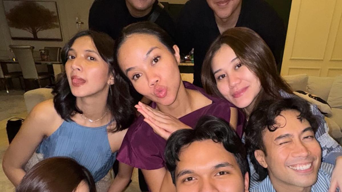 Dari Umroh Bareng, Intip Gaya Seru Mahalini Raharja hingga Yura Yunita Bukber Santai dengan Para Suami