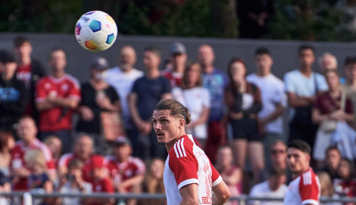 Pemain Bayern Munchen, Marcel Sabitzer, mengontrol bola di udara dalam pertandingan pramusim melawan  FC Rottach-Egern, Rabu (19/7/2023). Selain Jamal Musiala, Sabitzer juga menyumbang lima gol dalam pertandingan dengan skor akhir 27-0. (Dok. Bayern Munchen)