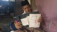 Kakek penyimpan buku tua yang mencatat sejarah orangtua BJ Habibie itu tinggal di kebun jagung hanya bersama istri dan seorang anaknya. (Liputan6.com/Fauzan)