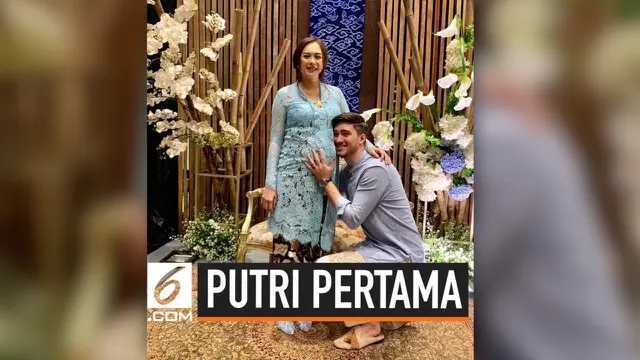 Aura Kasih melahirkan buah hati pertamanya yang berjenis kelamin perempuan pada 16 Juni 2019. Ia mengucapkan sukur dan mengunggah foto perdana putrinya di Instagram.