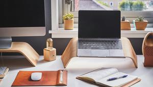 Ilustrasi laptop di meja kerja minimalis. ©Ken Tomita/Pexels.com.