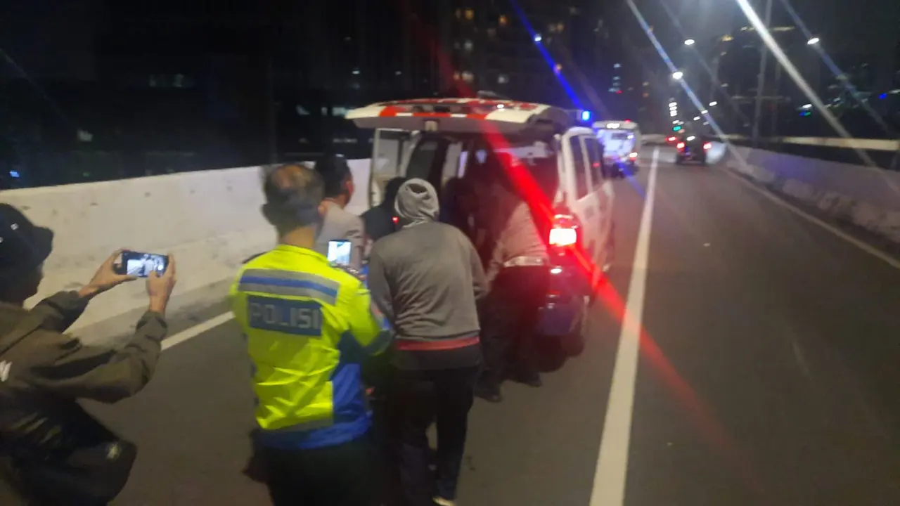 Kecelakaan maut yang menewaskan pemotor terjadi di Jalan Layang Casablanca pada Senin, (26/6/2023).