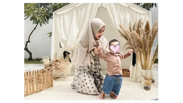 Umumkan Kelahiran Anak Kedua, Ini 6 Potret Lindswell Kwok Momong Buah Hati