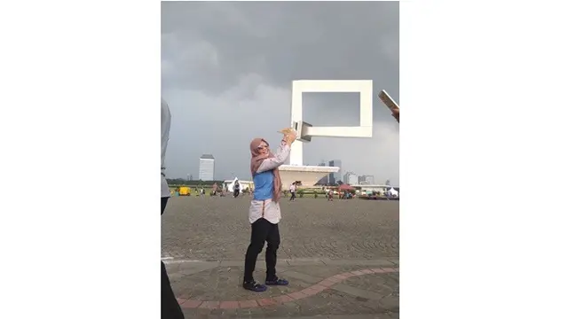 Editin Foto Saat Pegang Emas Monas Ini Hasilnya Kocak Banget