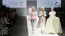 Desainer Dian Pelangi (tengah) berjalan bersama para model saat pembukaan Jakarta Fashion Week (JFW) 2016 di Senayan City, Sabtu (24/10/2015). Pekan mode terbesar di Asia Tenggara ini berlangsung selama 24-30 Oktober . (Liputan6.com/Imanuel Antonius)