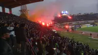 Bobotoh menyalakan flare usai Persib Bandung dikalahkan Perseru Serui 0-2 di Stadion Si Jalak Harupat, Minggu (12/11/2017). (Liputan6.com/Kukuh Saokani)